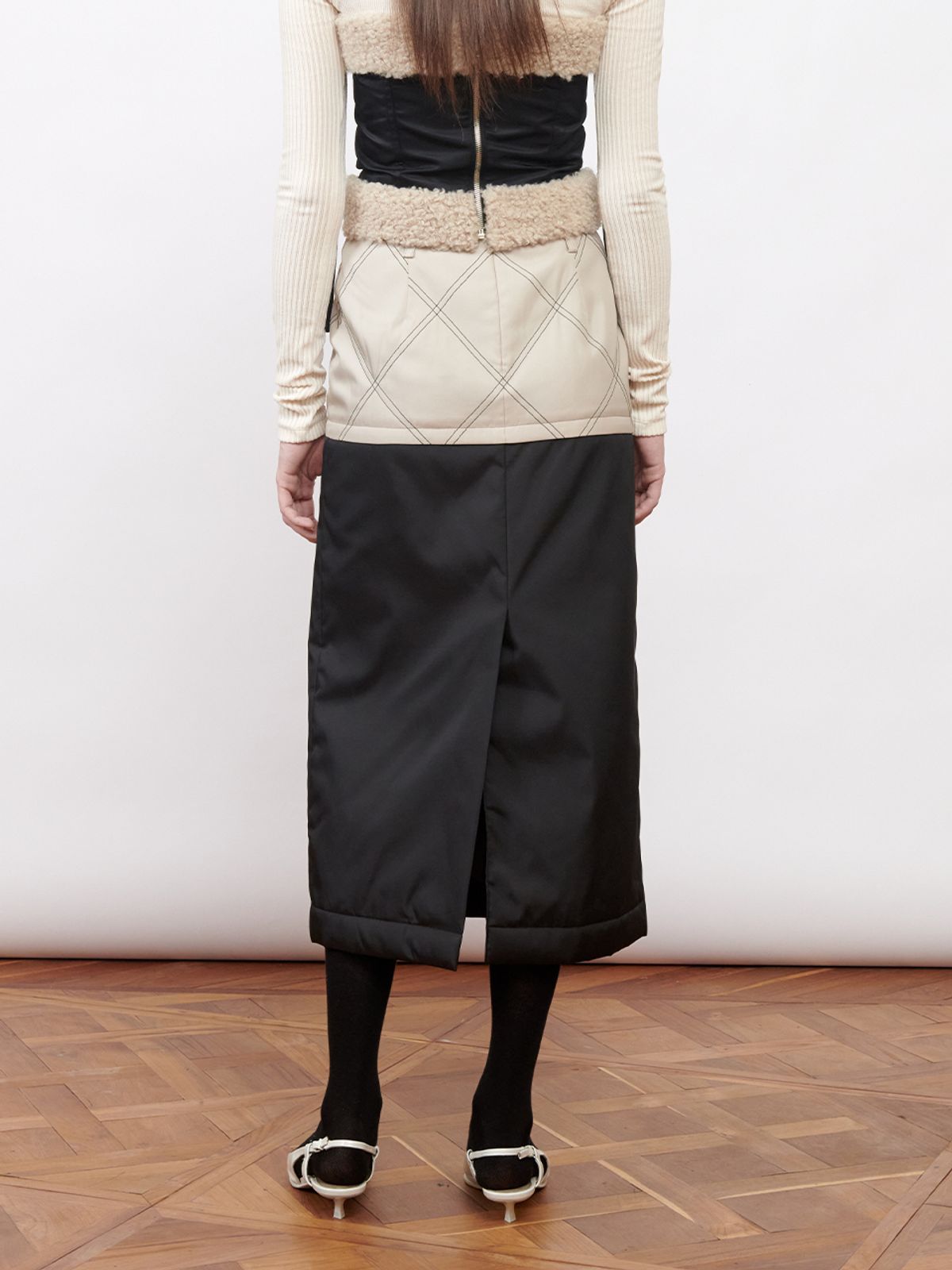 기준(KIJUN) Quilted Midi Skirt Beige Black