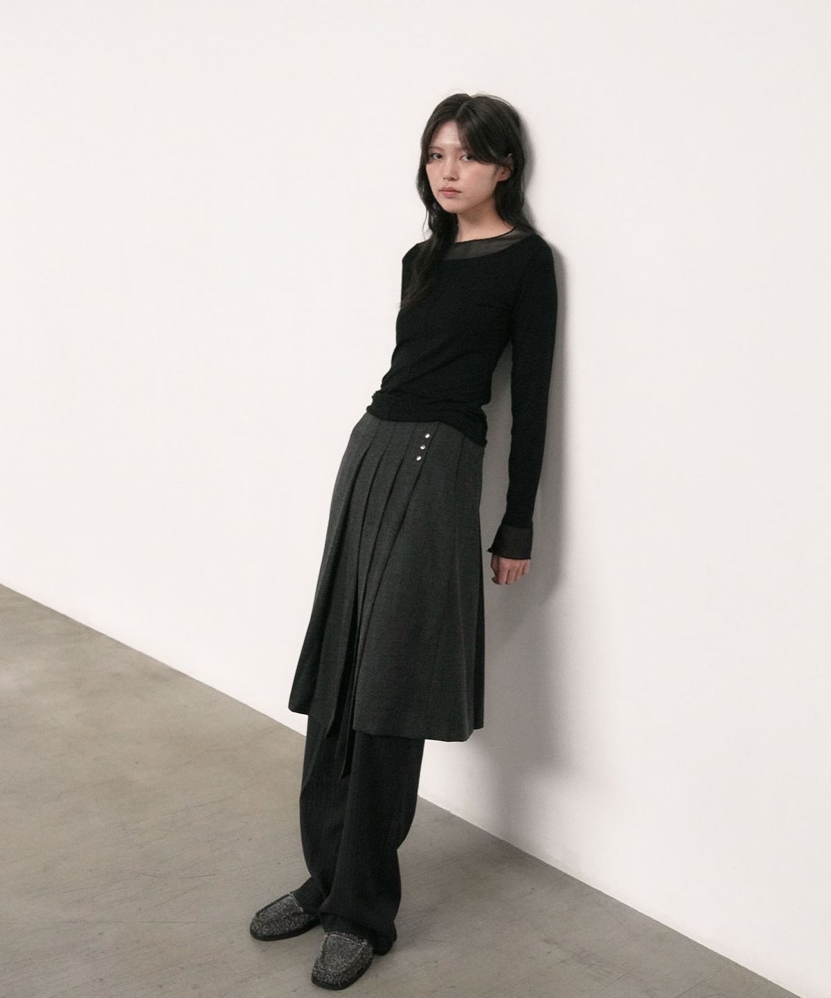 아우로(OURO) STUD PLEATS SKIRT [ CHARCOAL ]