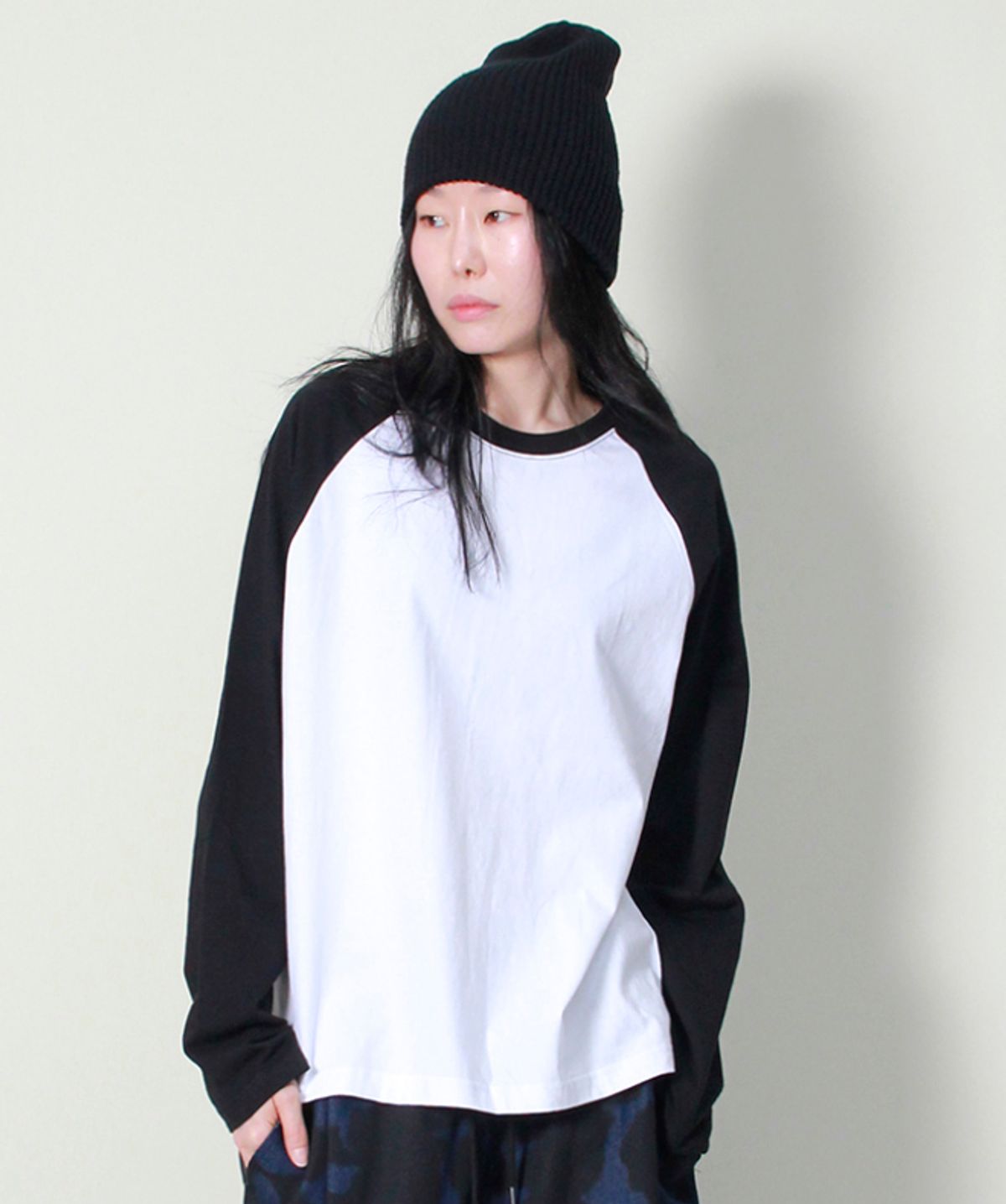 드마크(DEMARC) 루즈핏 컬러믹스 라글란 티셔츠 블랙&화이트