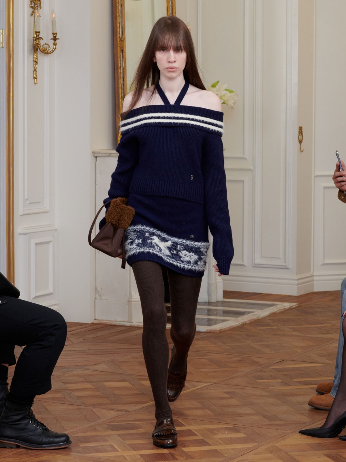기준(KIJUN) Tied Off-Shoulder Knit Top Navy