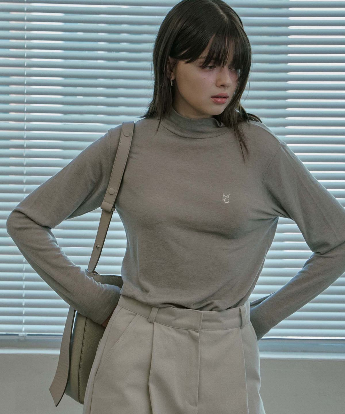 무아르모아(MOIREMOA) wool basic turtleneck top - gray beige