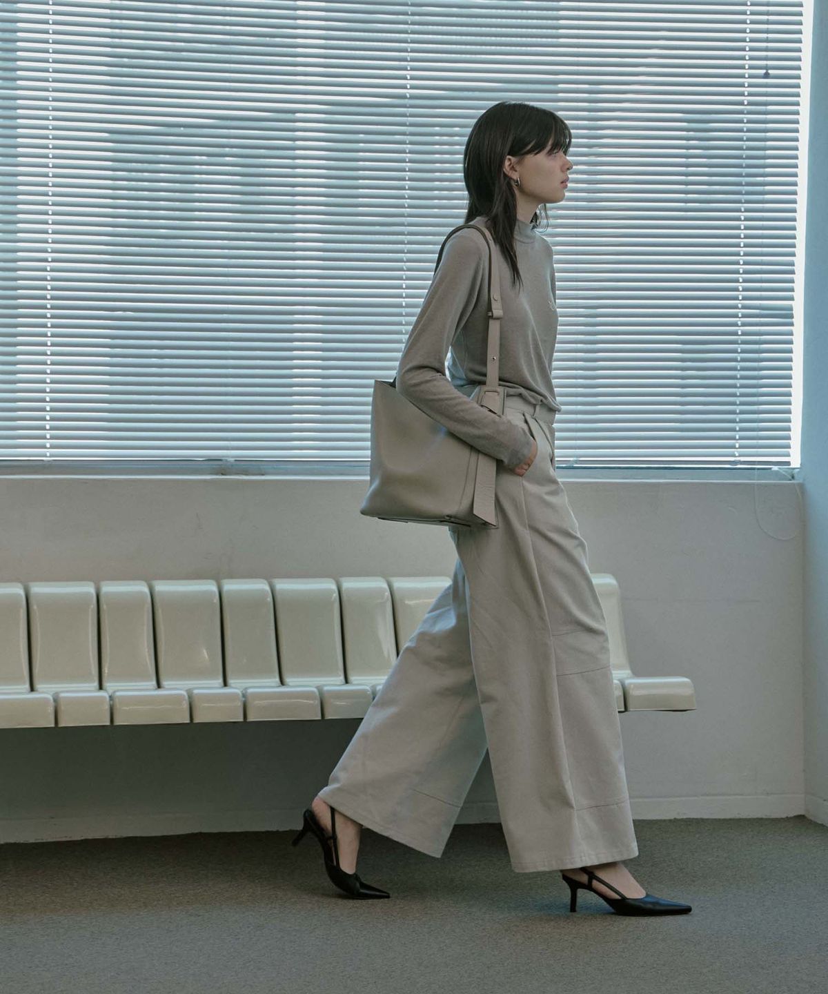 무아르모아(MOIREMOA) wool basic turtleneck top - gray beige