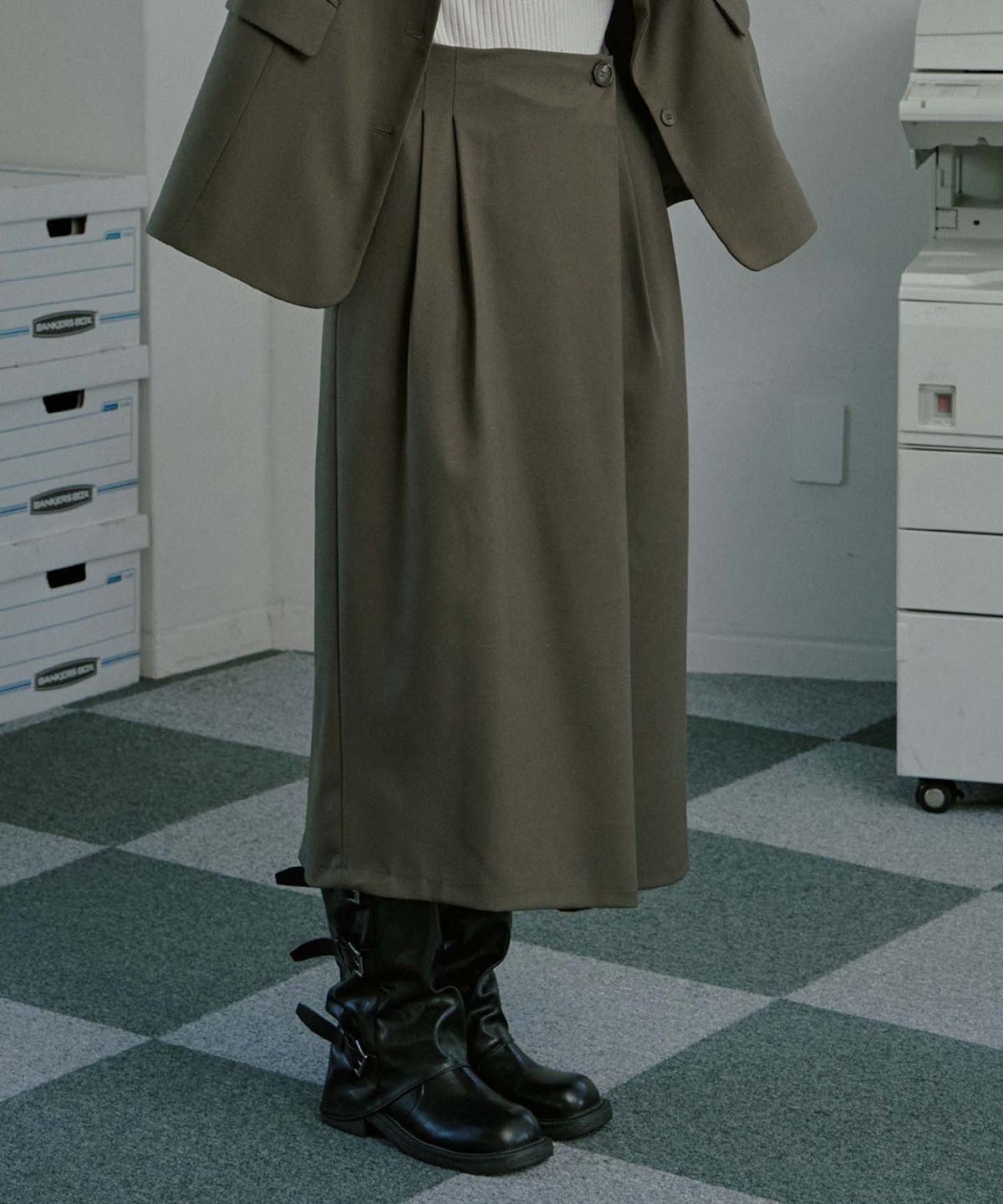 무아르모아(MOIREMOA) wool bland pin tuck wrap skirt - Grayish Brown