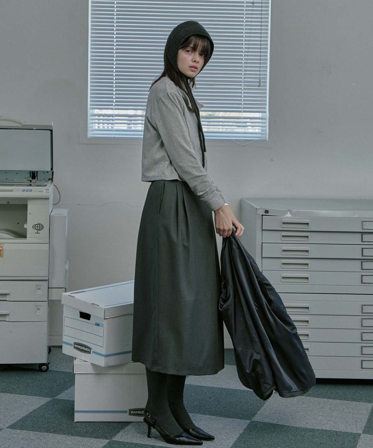 무아르모아(MOIREMOA) wool bland pin tuck wrap skirt - Charcoal