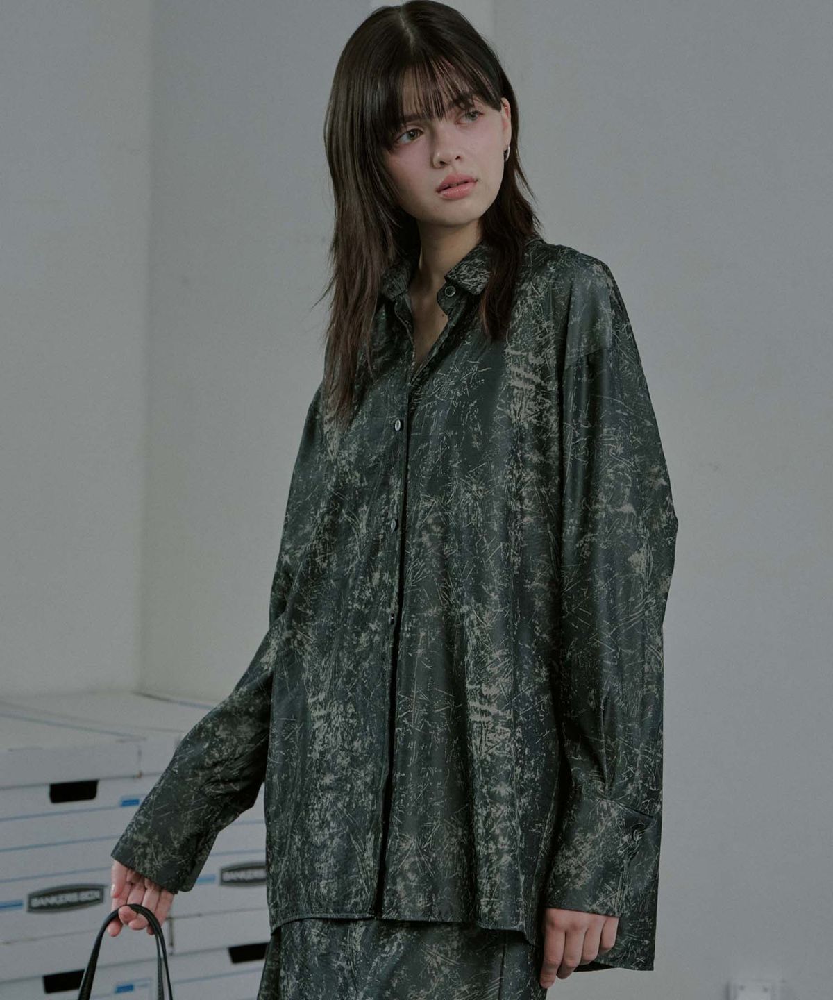 무아르모아(MOIREMOA) Crack Silky Tie 3way Shirt - Charcoal
