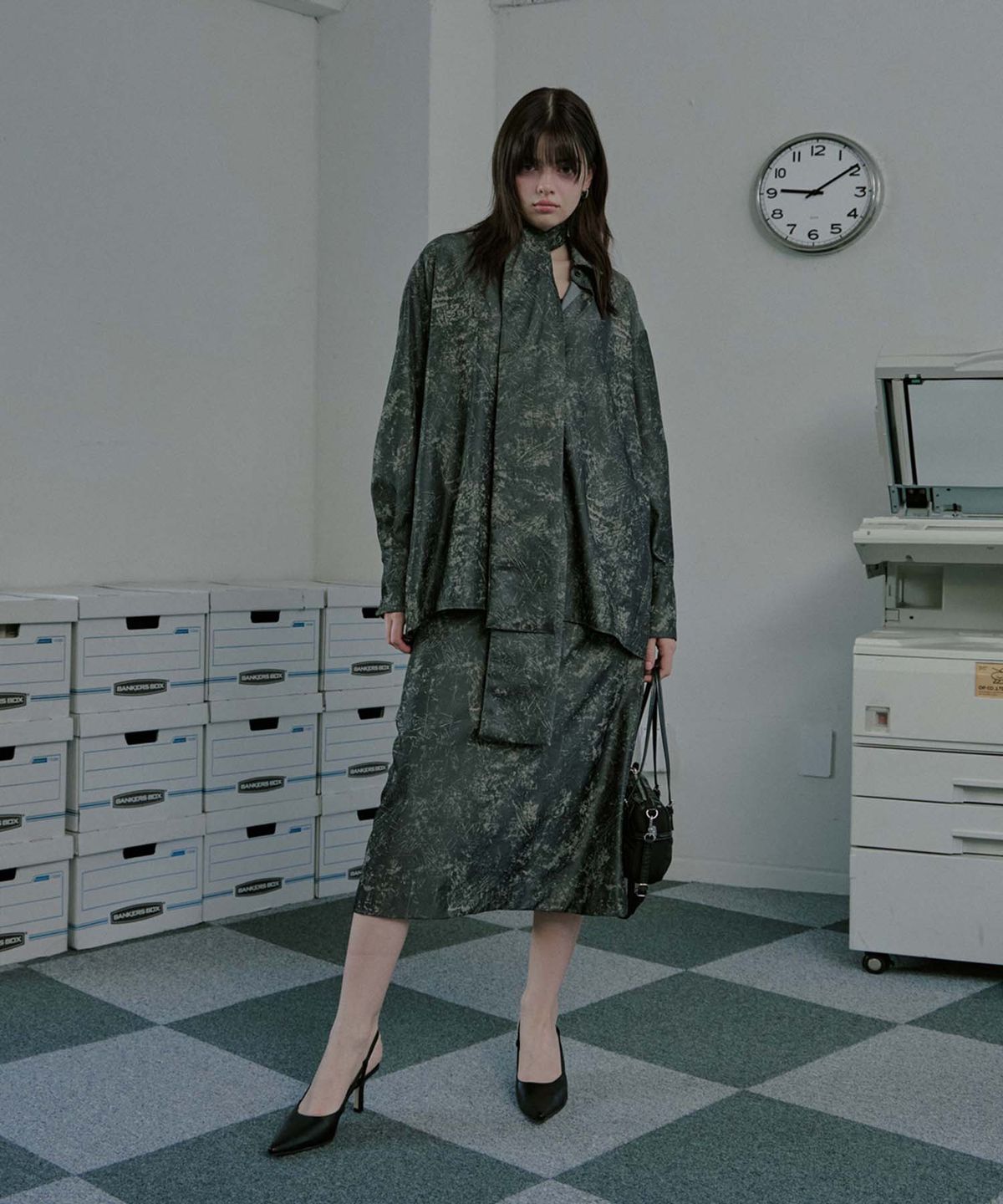 무아르모아(MOIREMOA) Crack Silky Tie 3way Shirt - Charcoal