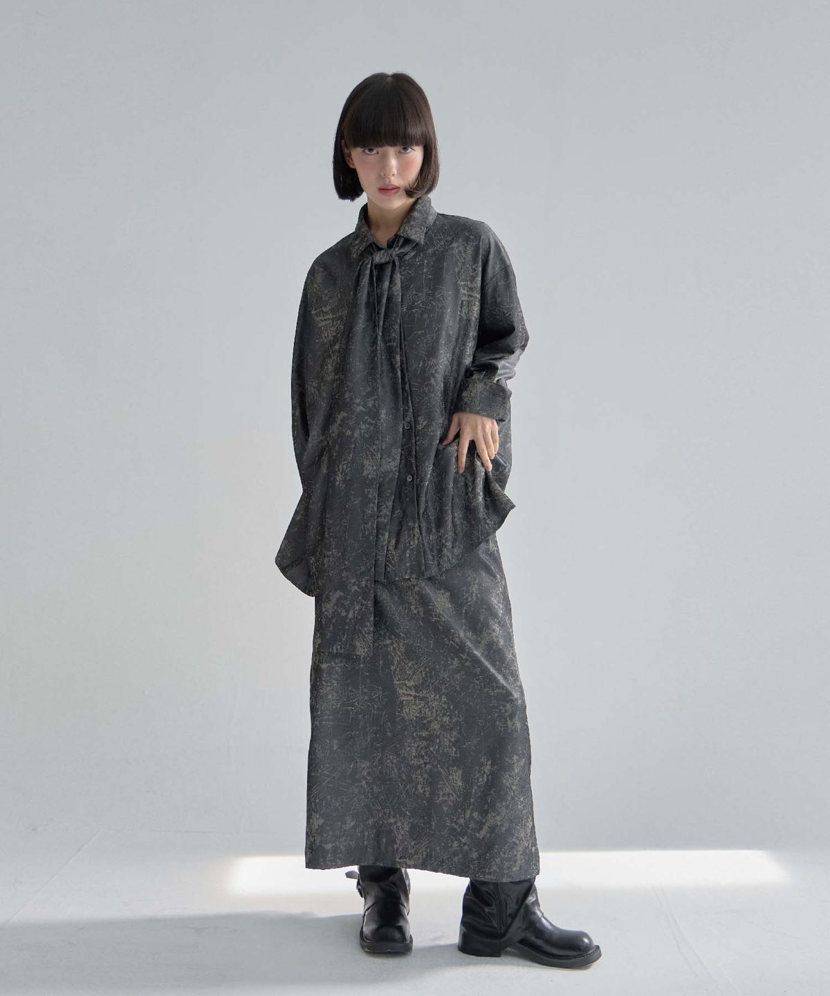 무아르모아(MOIREMOA) Crack Silky Tie 3way Shirt - Charcoal