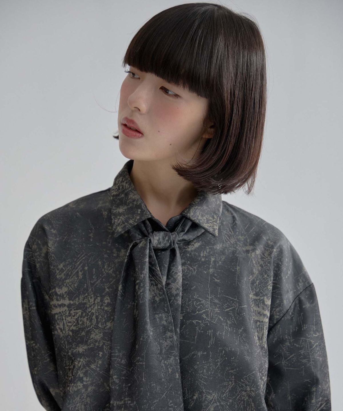 무아르모아(MOIREMOA) Crack Silky Tie 3way Shirt - Charcoal