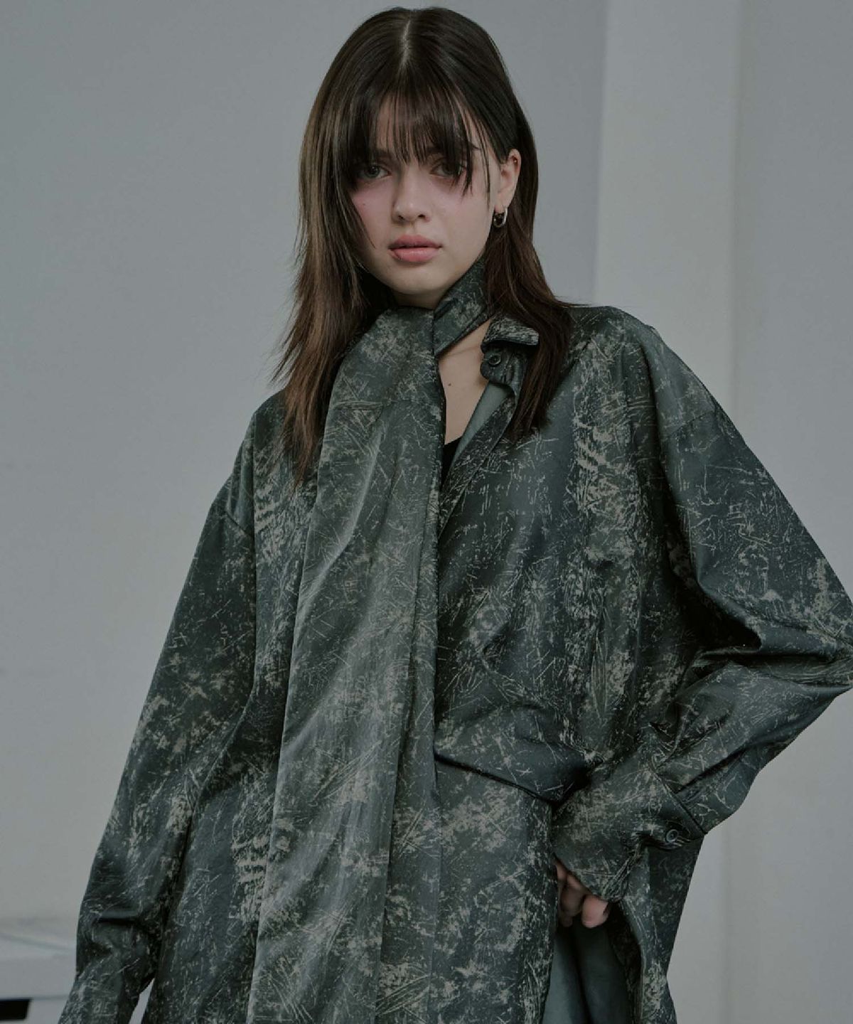무아르모아(MOIREMOA) Crack Silky Tie 3way Shirt - Charcoal