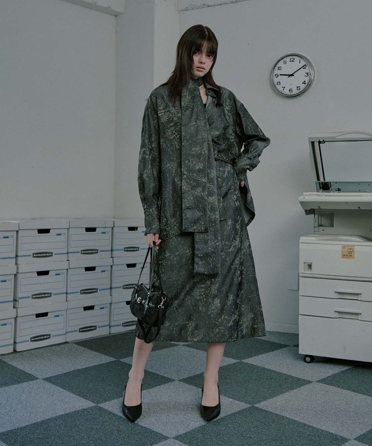 무아르모아(MOIREMOA) Crack silky long skirt -charcoal