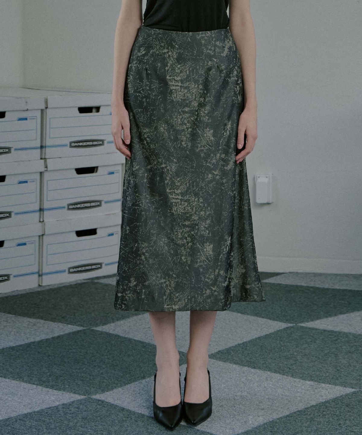 무아르모아(MOIREMOA) Crack silky long skirt -charcoal