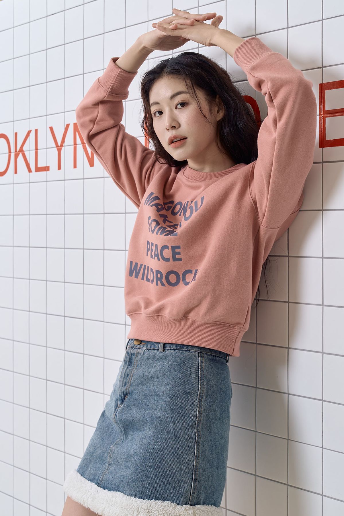와일드락(WILDROCK) 레터링 크롭 맨투맨_인디핑크