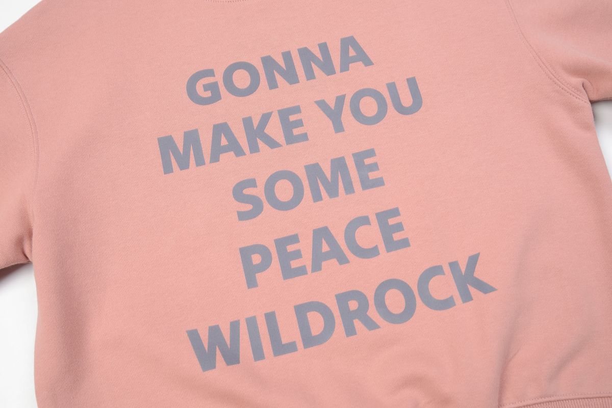 와일드락(WILDROCK) 레터링 크롭 맨투맨_인디핑크