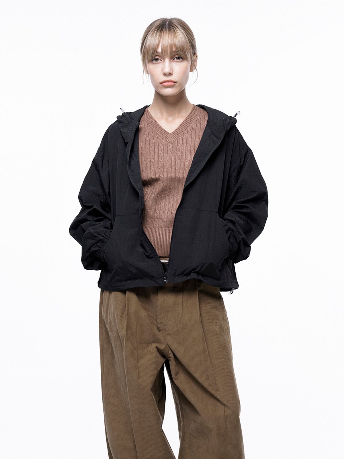 챈세스노이(CHANCE'S NOI) Crop Hooded Windbreaker Jumper - Black /W243OT01BK