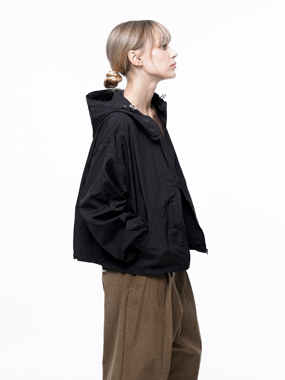 챈세스노이(CHANCE'S NOI) Crop Hooded Windbreaker Jumper - Black /W243OT01BK
