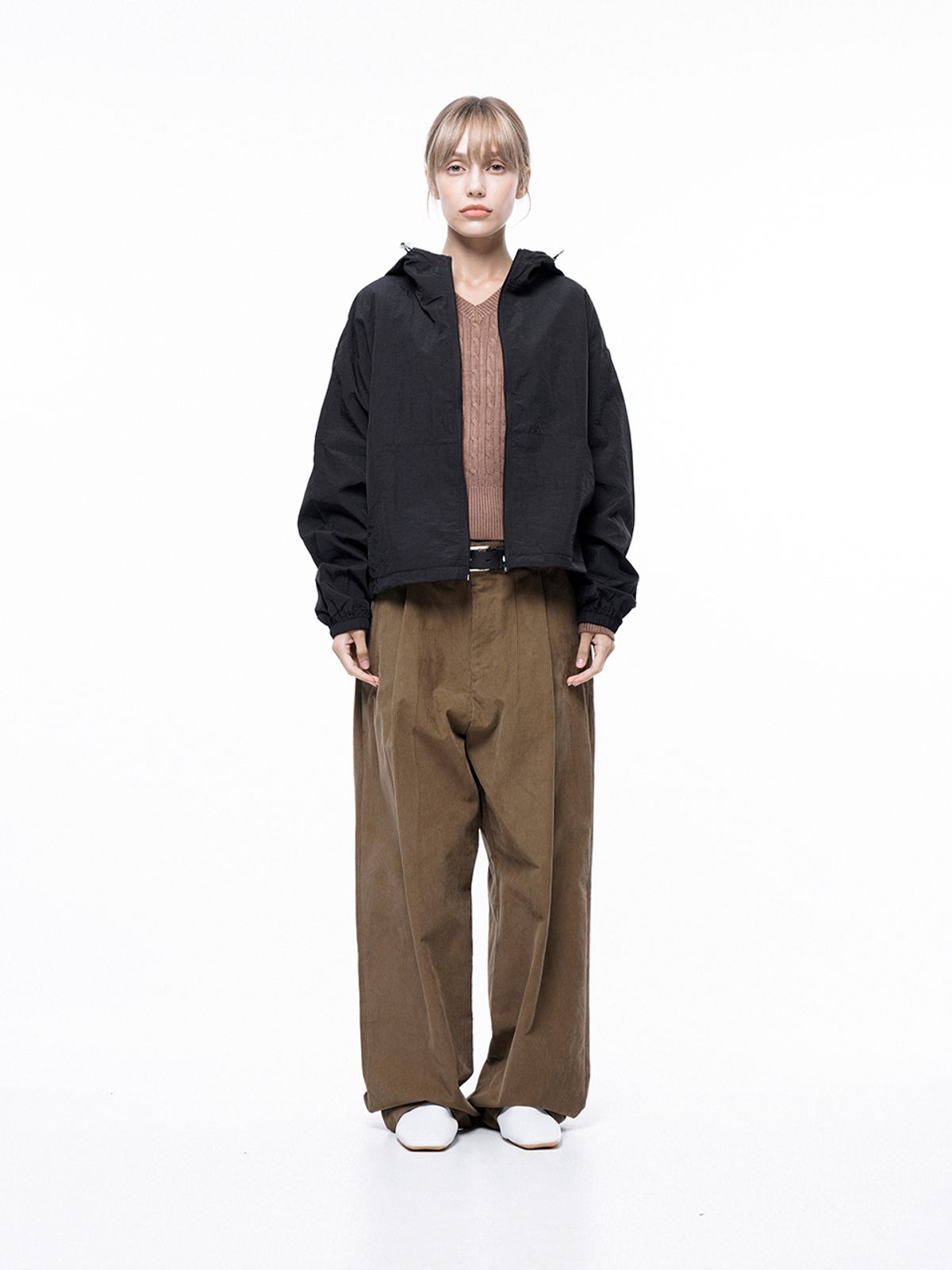 챈세스노이(CHANCE'S NOI) Crop Hooded Windbreaker Jumper - Black /W243OT01BK