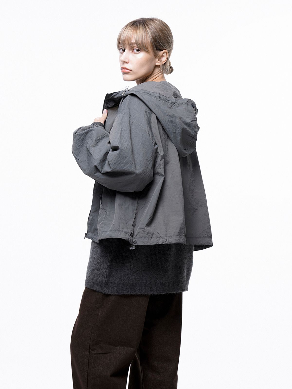 챈세스노이(CHANCE'S NOI) Crop Hooded Windbreaker Jumper - Charcoal /W243OT01CH