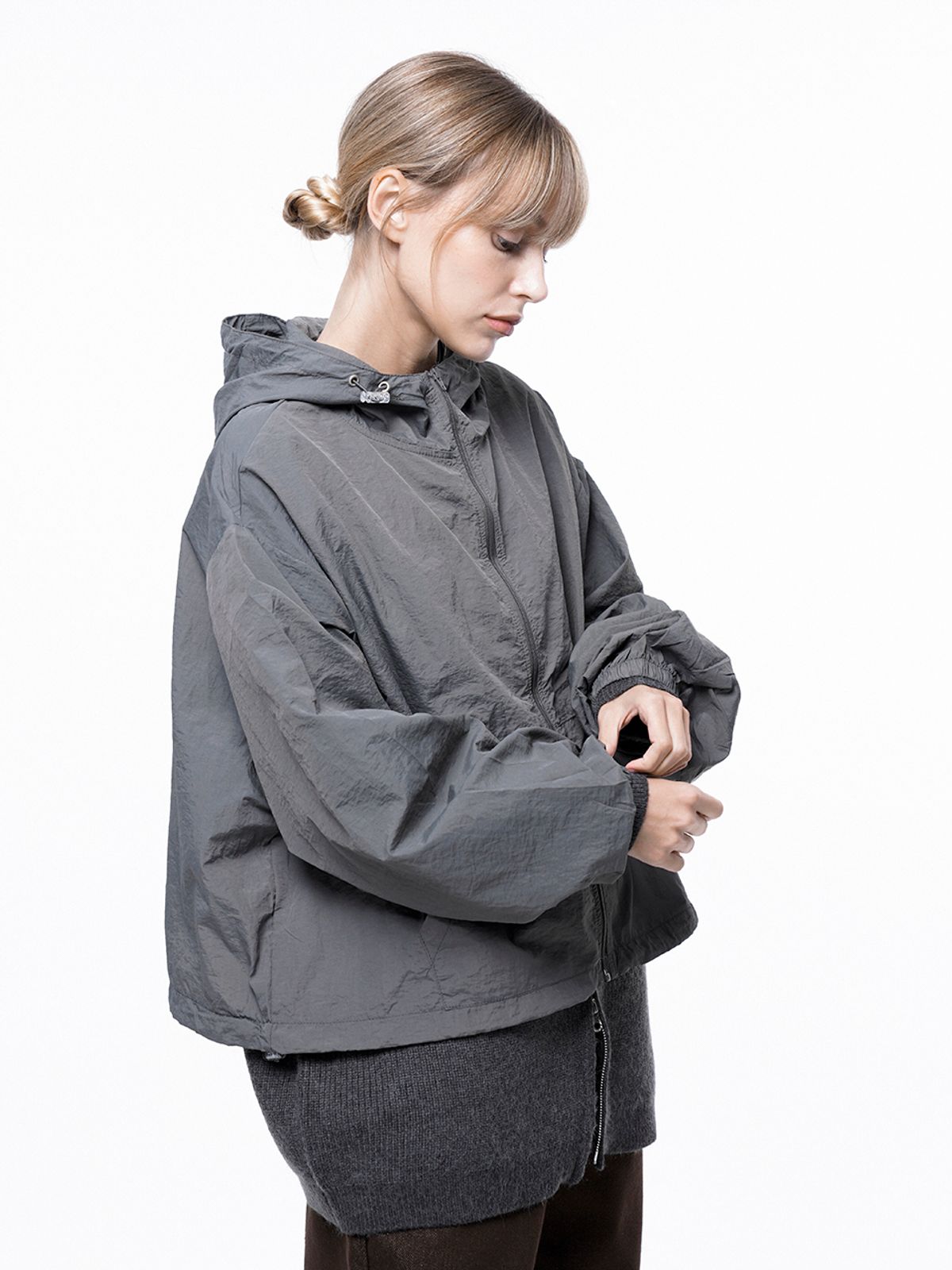 챈세스노이(CHANCE'S NOI) Crop Hooded Windbreaker Jumper - Charcoal /W243OT01CH