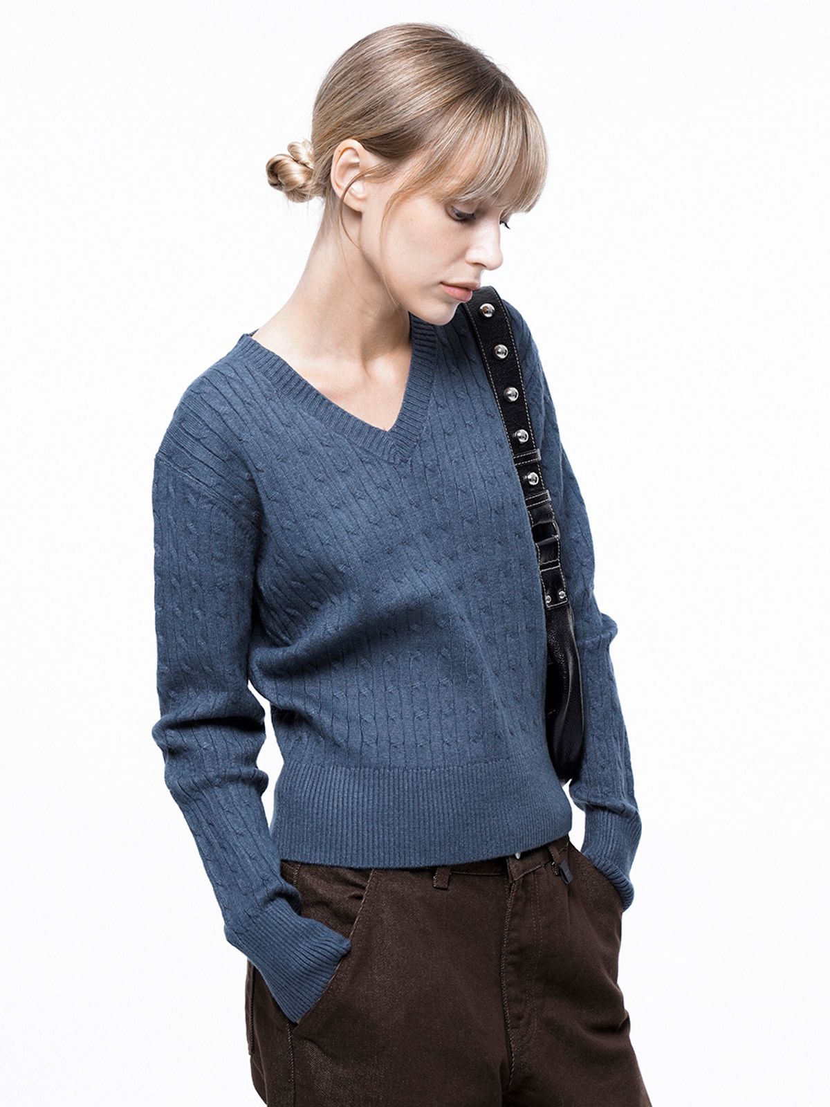 챈세스노이(CHANCE'S NOI) Soft Cable V-neck Knit - Blue /W243TP02BL
