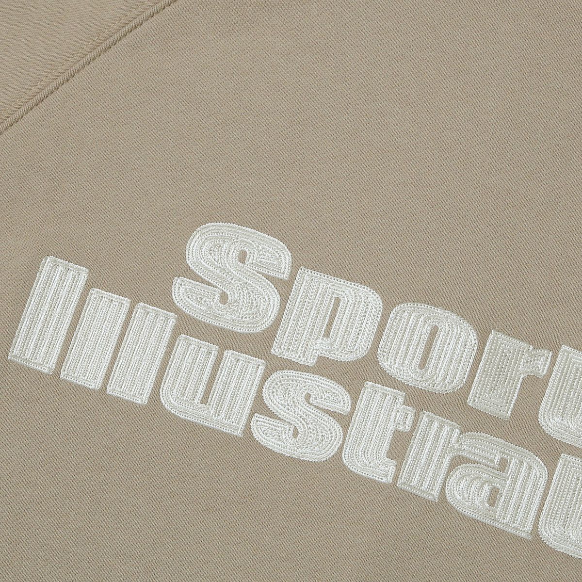 스포츠 일러스트레이티드(SPORTS ILLUSTRATED) 스포츠일러스트레이티드 스택로고 후드집업 (베이지)