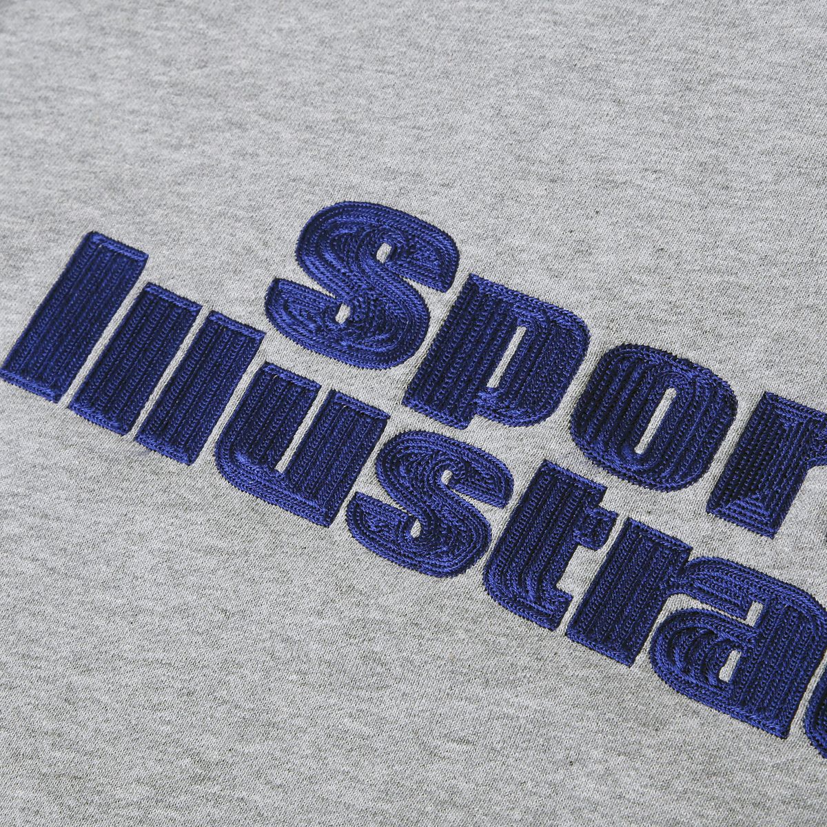 스포츠 일러스트레이티드(SPORTS ILLUSTRATED) 스포츠일러스트레이티드 스택로고 스웨트셔츠 (멜란지그레이)