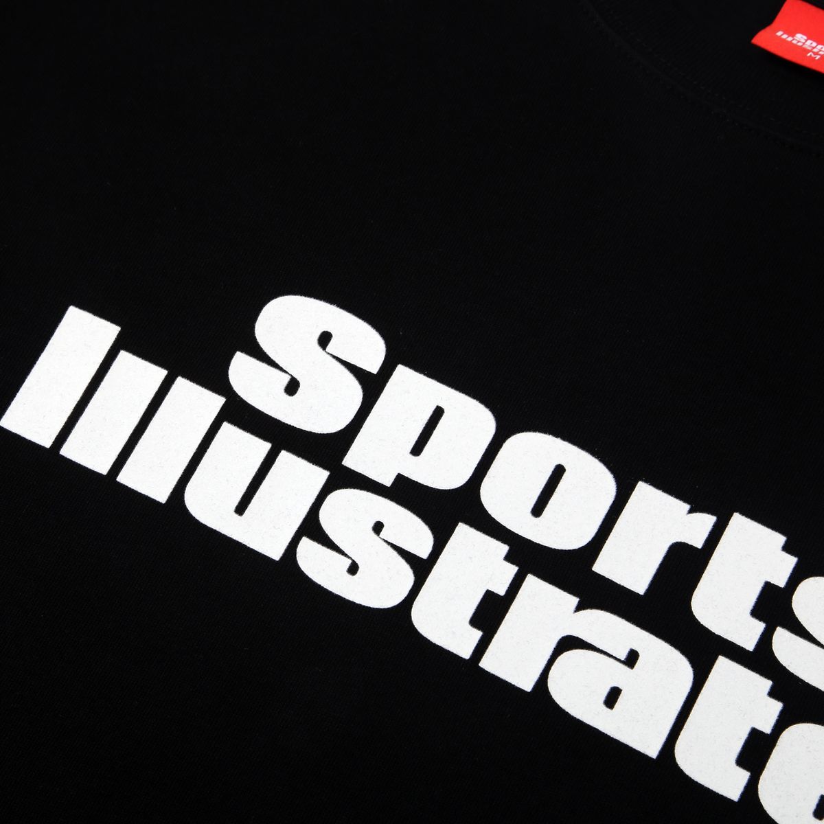 스포츠 일러스트레이티드(SPORTS ILLUSTRATED) 스포츠일러스트레이티드 스택로고 긴소매티셔츠 (블랙)