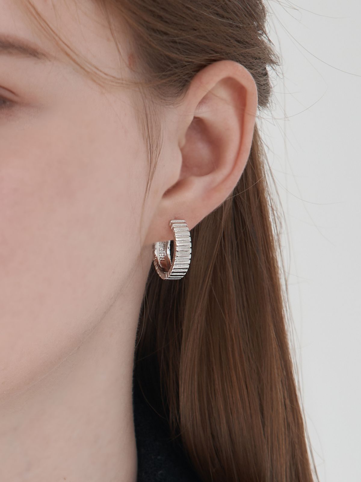 가이거주얼리(GEIGERJEWELRY) 볼륨 라인 원터치 링 귀걸이 GISVEE154 (실버925 PIN)