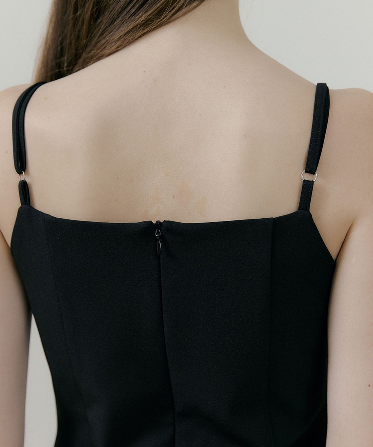 리올그(REORG) RIE FLARE SLEEVELESS OPS BLACK