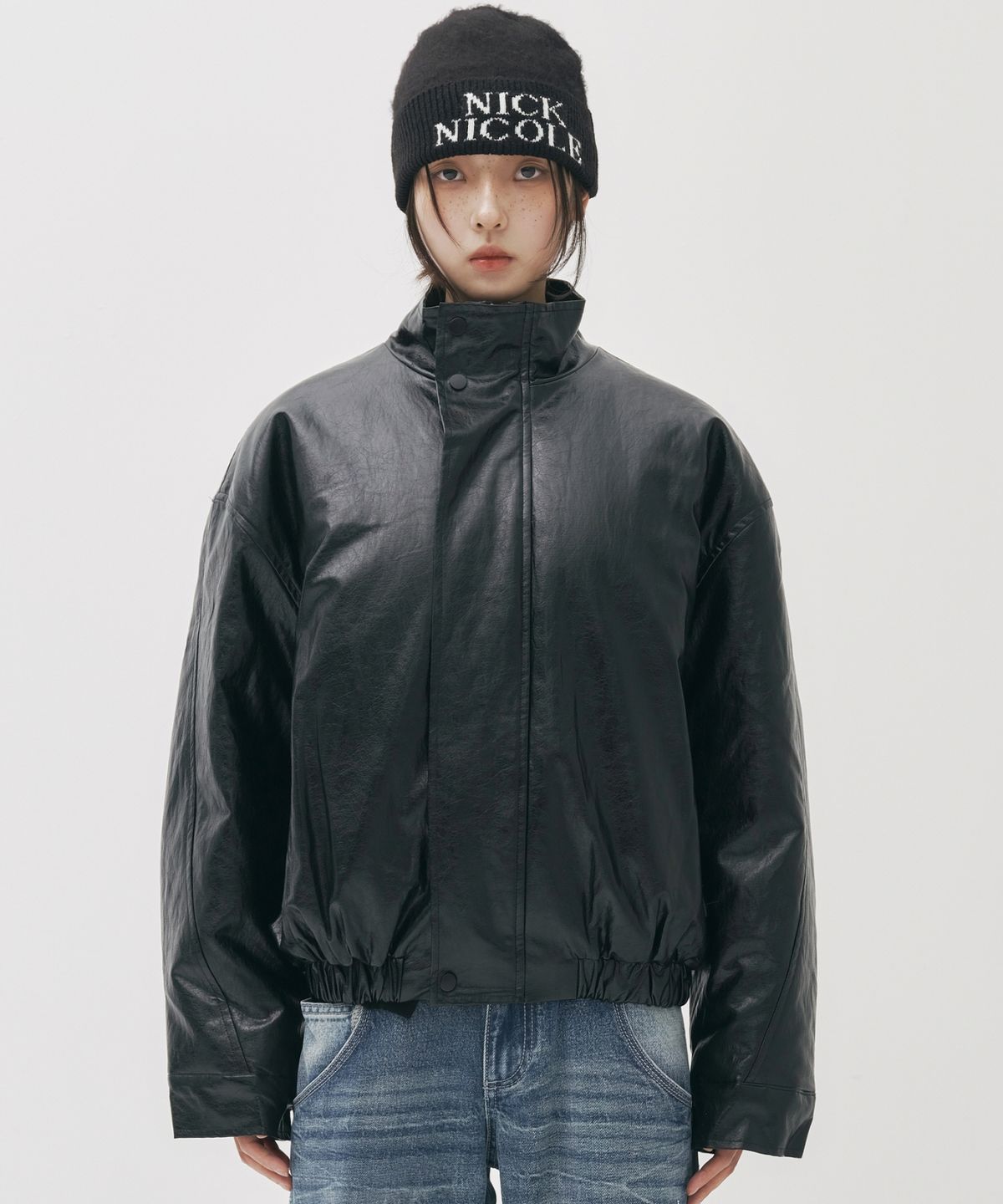 닉앤니콜(NICK&NICOLE) NICOLE LEATHER LOGO PADDING JUMPER_BLACK