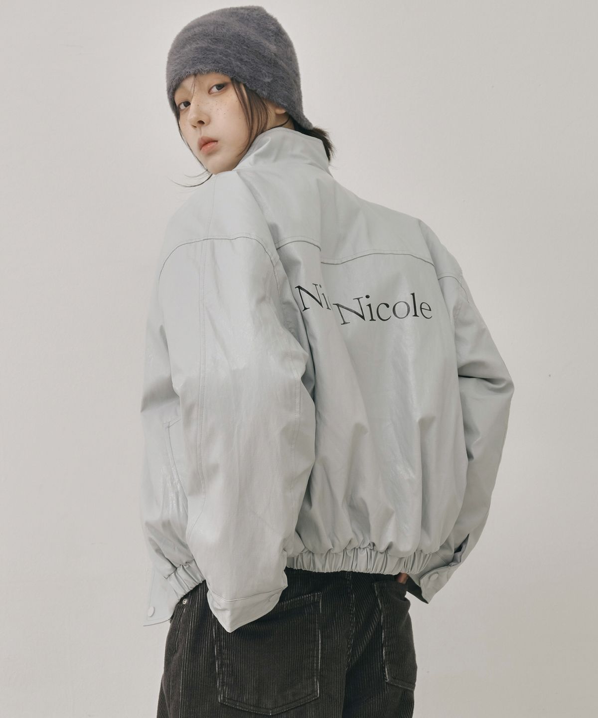 닉앤니콜(NICK&NICOLE) NICOLE LEATHER LOGO PADDING JUMPER_GRAY