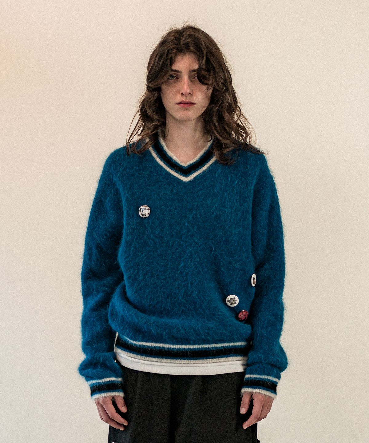 더바이닐하우스(THEVINYLHOUSE) SHAGGY V NECK SWEATER BLUE