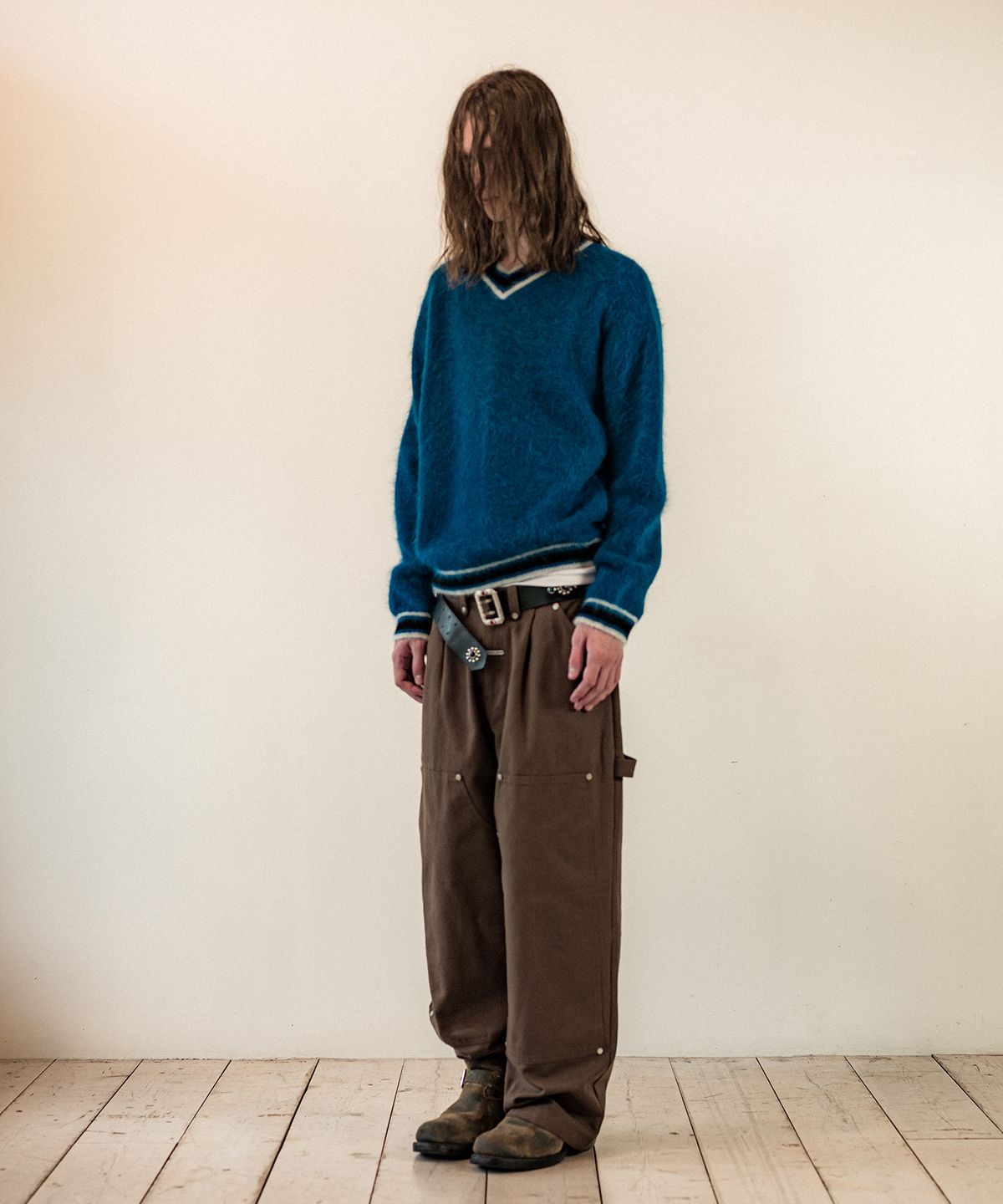 더바이닐하우스(THEVINYLHOUSE) SHAGGY V NECK SWEATER BLUE