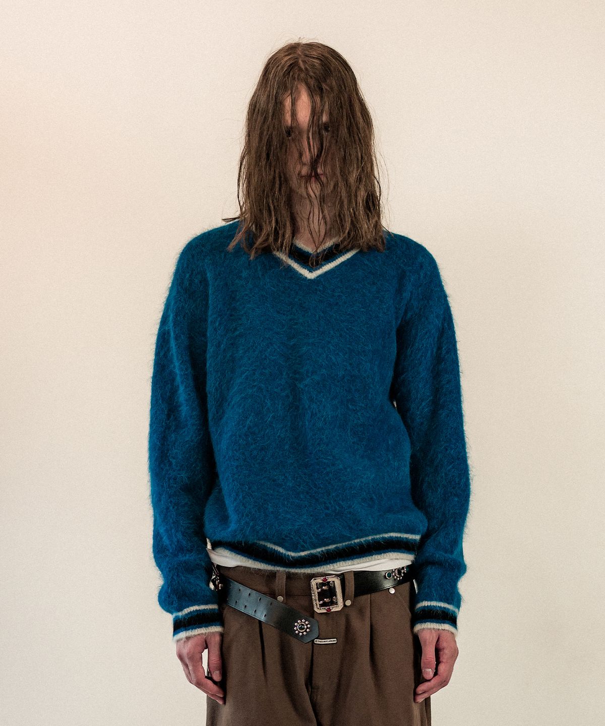 더바이닐하우스(THEVINYLHOUSE) SHAGGY V NECK SWEATER BLUE