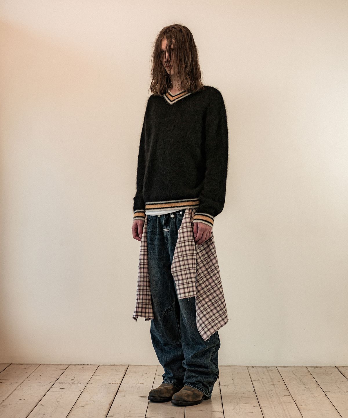 더바이닐하우스(THEVINYLHOUSE) SHAGGY V NECK SWEATER BLACK