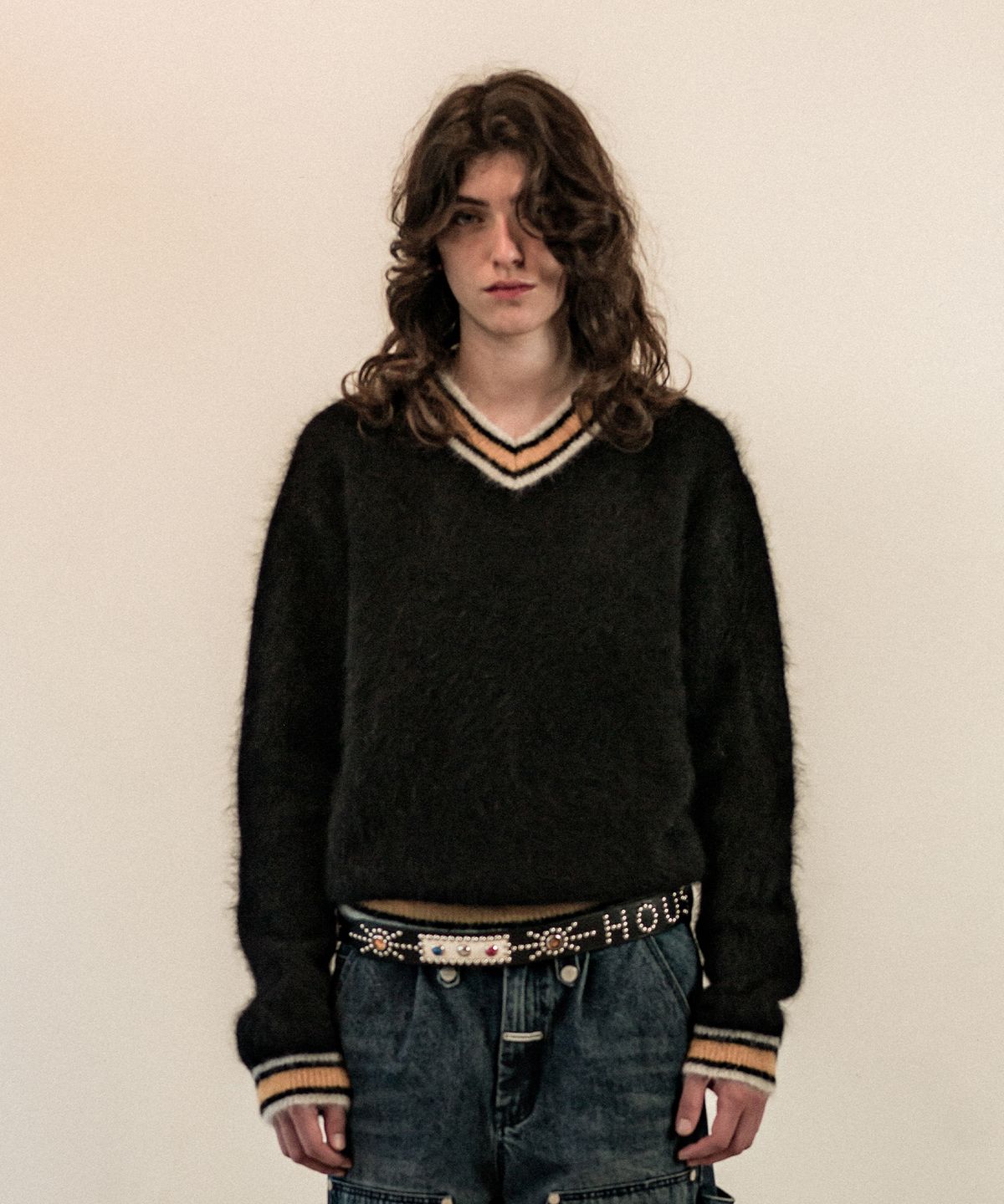 더바이닐하우스(THEVINYLHOUSE) SHAGGY V NECK SWEATER BLACK