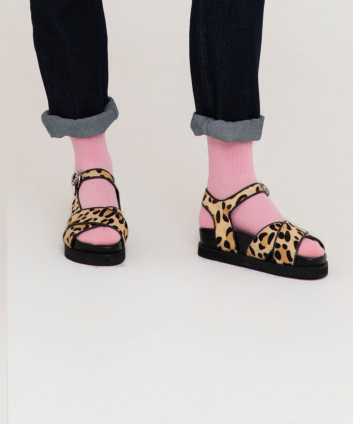 슈바이초이(SHOEBYCHOI) 윈터 레오파드 송치 플랫폼 샌들 (4cm)