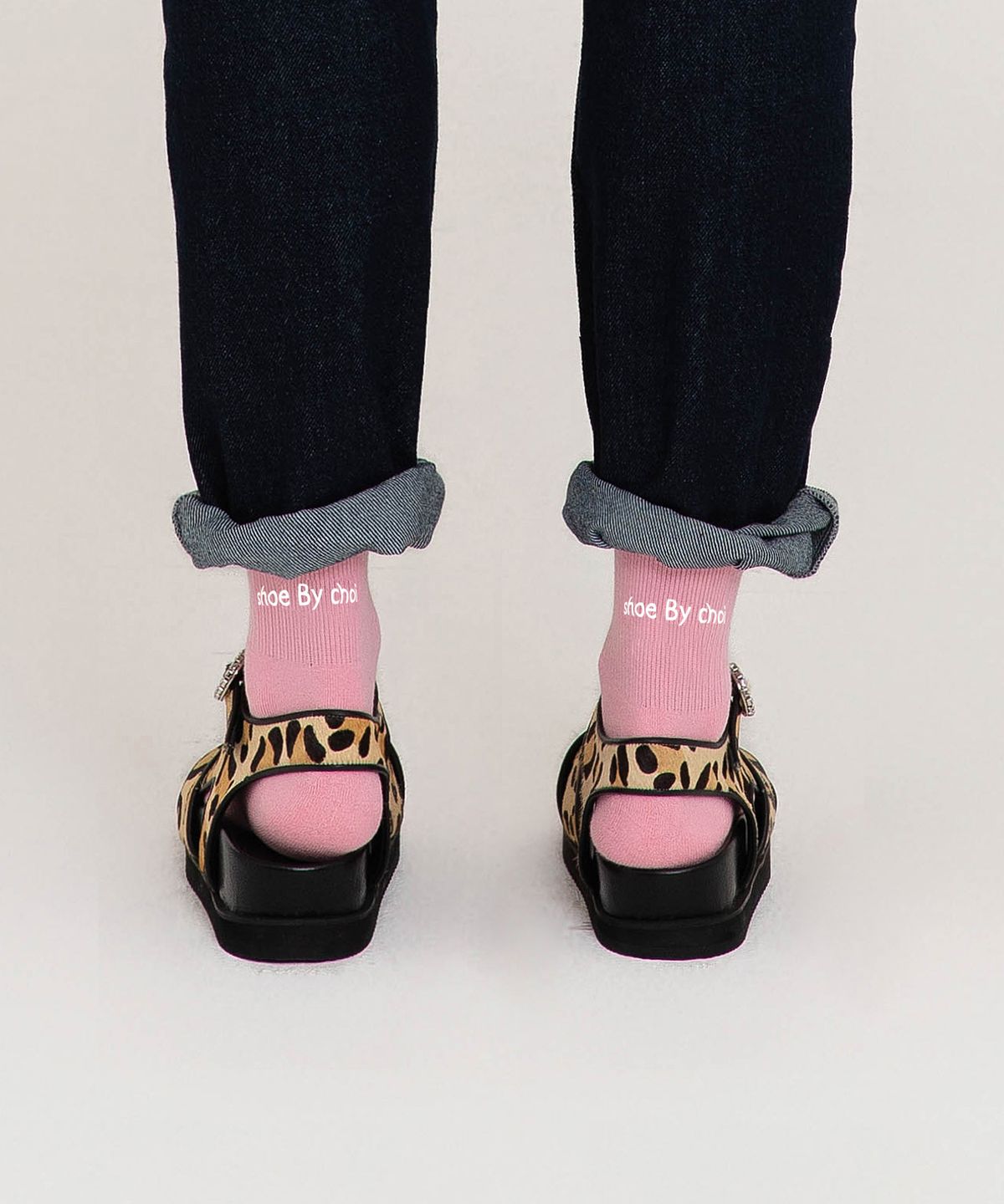 슈바이초이(SHOEBYCHOI) 윈터 레오파드 송치 플랫폼 샌들 (4cm)