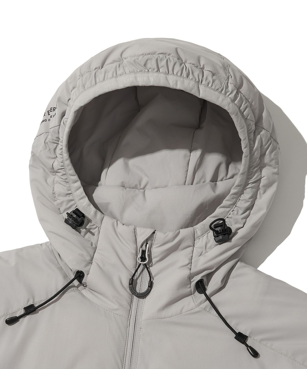 웰터 익스페리먼트(WELTER EXPERIMENT) REFLECTIVE STITCH PRIMALOFT INSULATION JACKET_LIGHT GRAY_WOL086