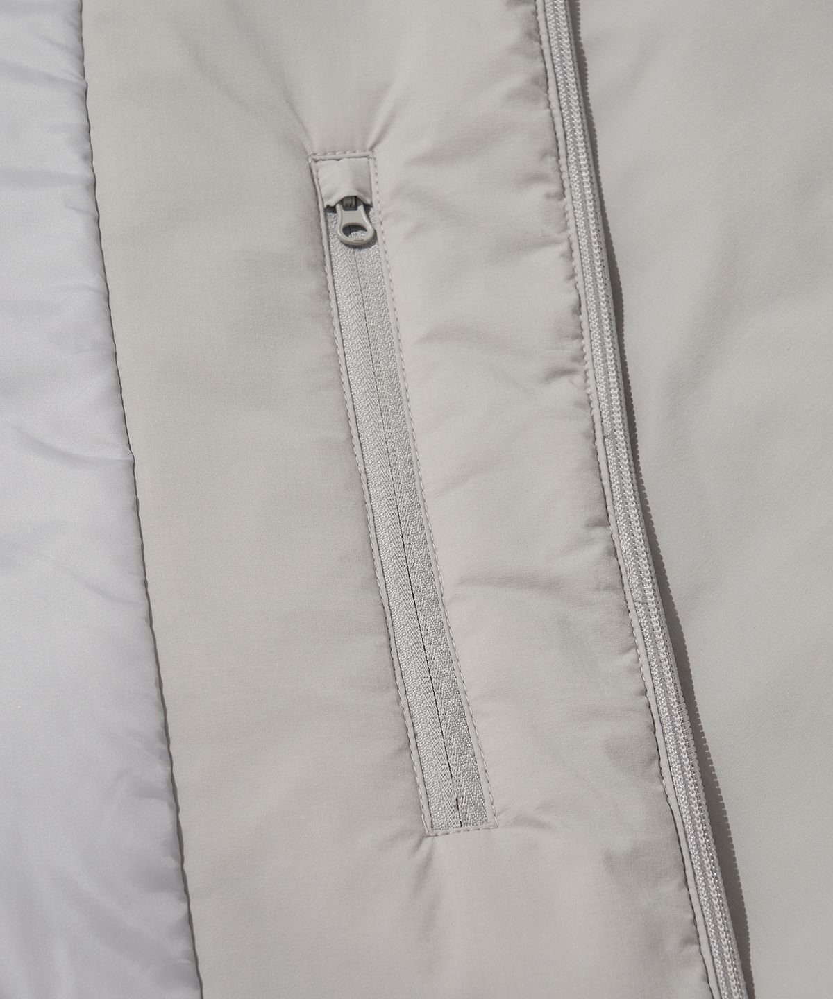 웰터 익스페리먼트(WELTER EXPERIMENT) REFLECTIVE STITCH PRIMALOFT INSULATION JACKET_LIGHT GRAY_WOL086
