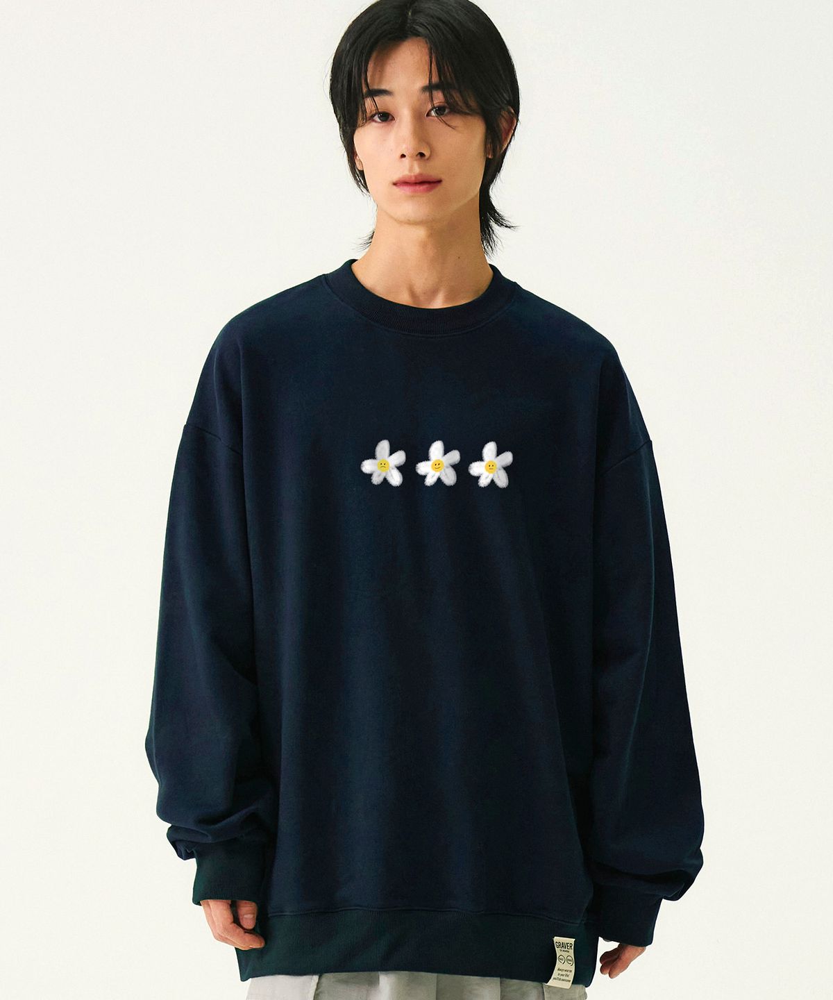 그레이버(GRAVER) [UNISEX]3 페인팅 플라워 스마일 맨투맨_네이비