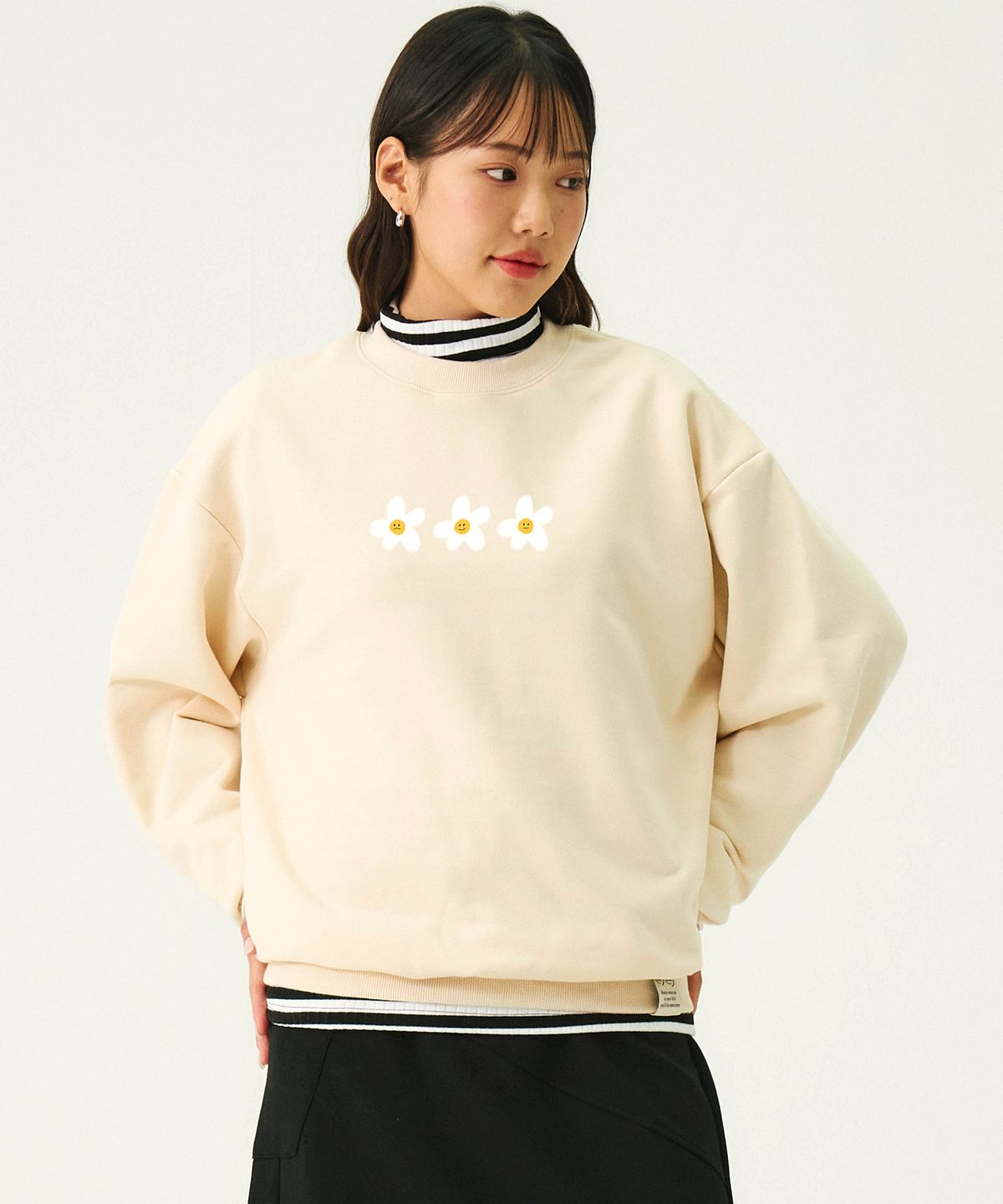 그레이버(GRAVER) [UNISEX]3 페인팅 플라워 스마일 맨투맨_크림