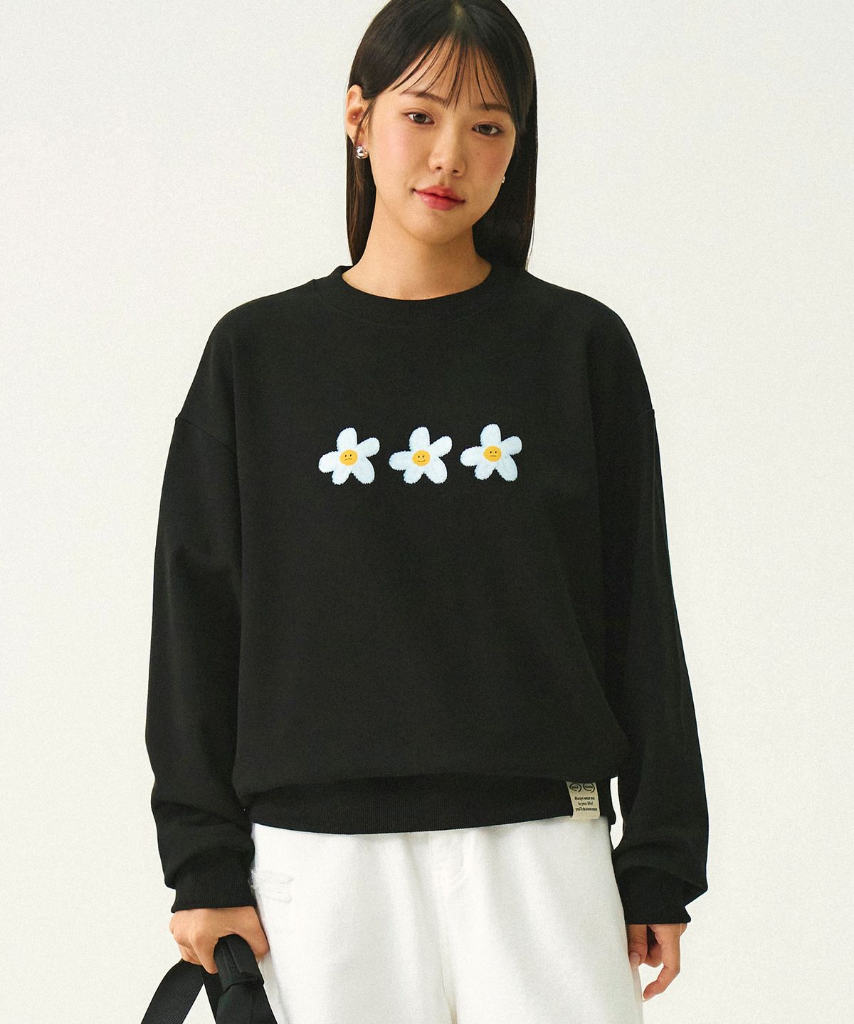 그레이버(GRAVER) [UNISEX]3 페인팅 플라워 스마일 맨투맨_블랙