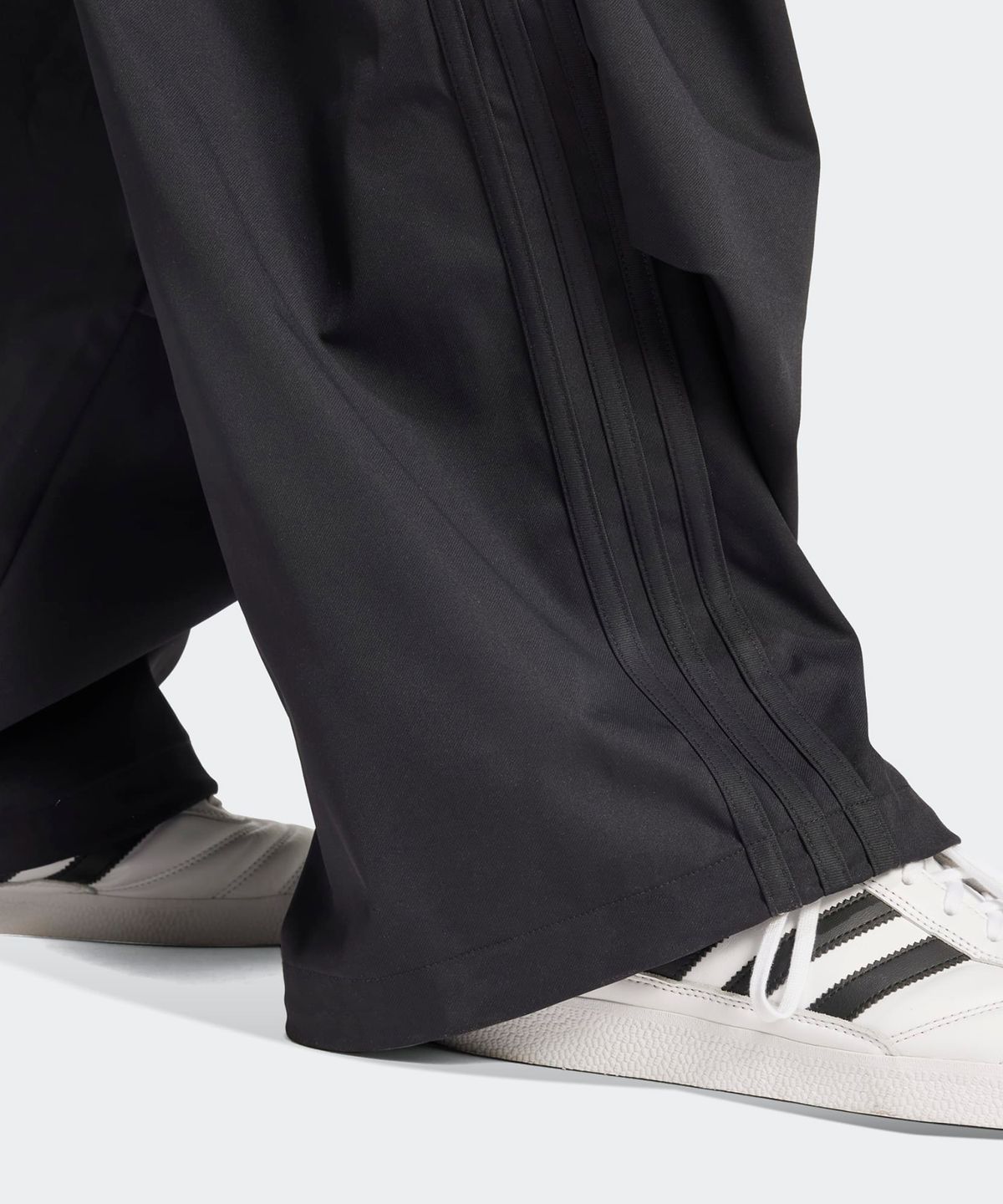 아디다스(ADIDAS) 파라슈트 팬츠 - 블랙 / IY2075