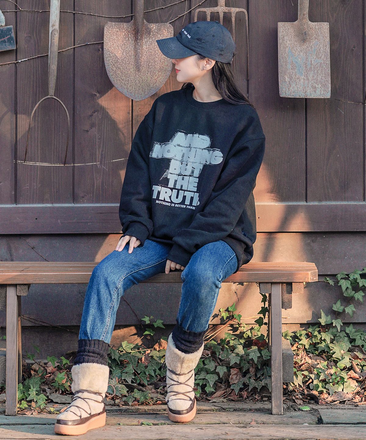 낫띵이즈베럴댄미(NOTHINGISBETTERTHANME) SCRATCH LETTERING SWEATSHIRT_black