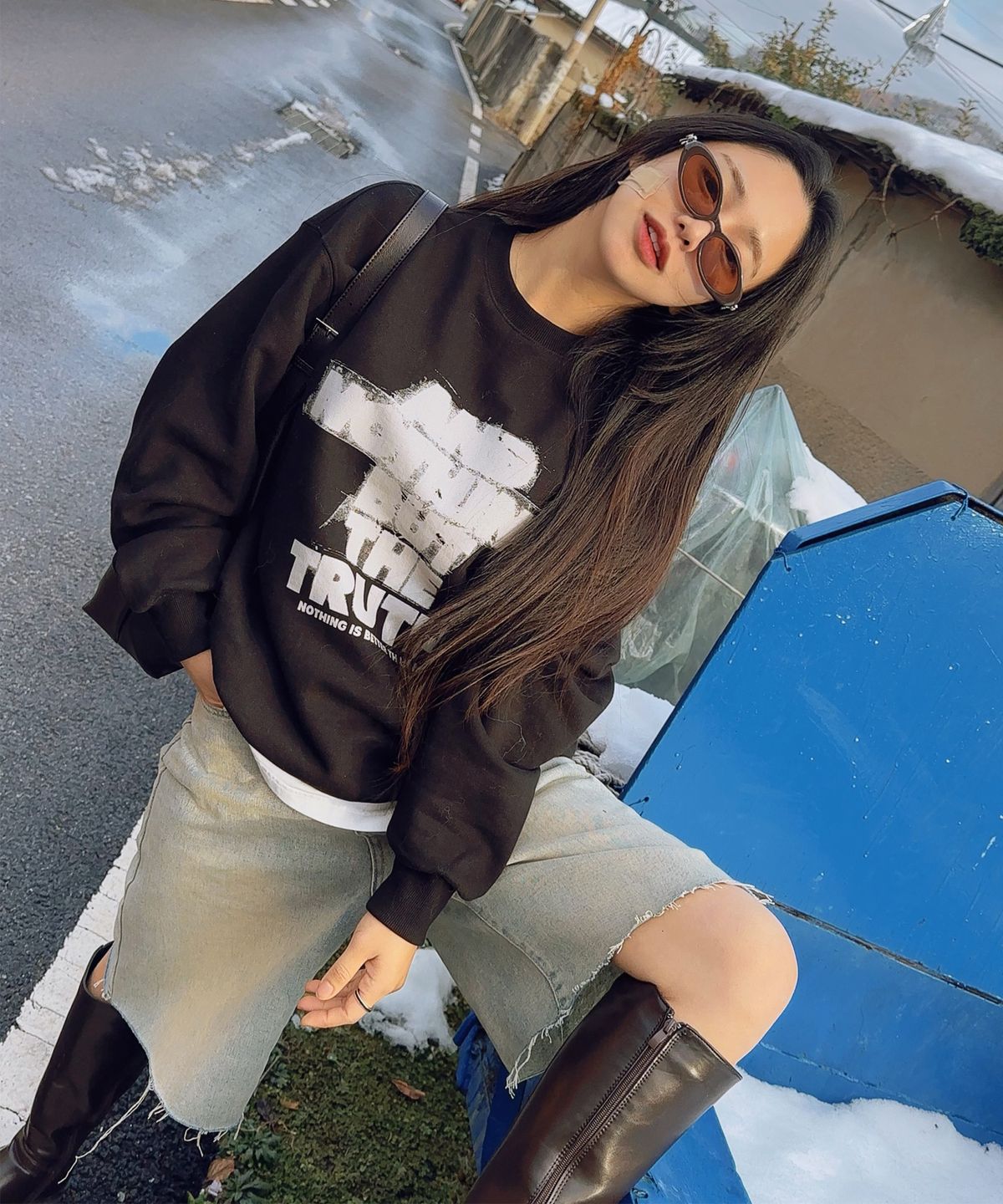 낫띵이즈베럴댄미(NOTHINGISBETTERTHANME) SCRATCH LETTERING SWEATSHIRT_black