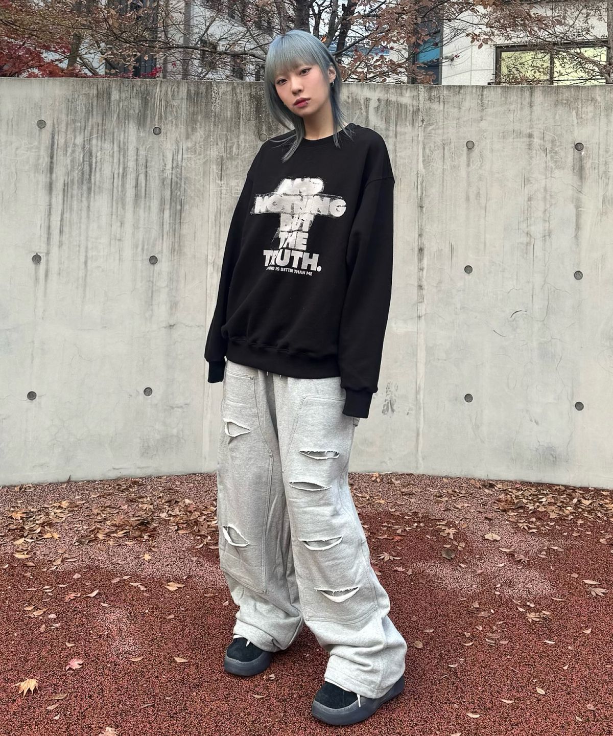 낫띵이즈베럴댄미(NOTHINGISBETTERTHANME) SCRATCH LETTERING SWEATSHIRT_black