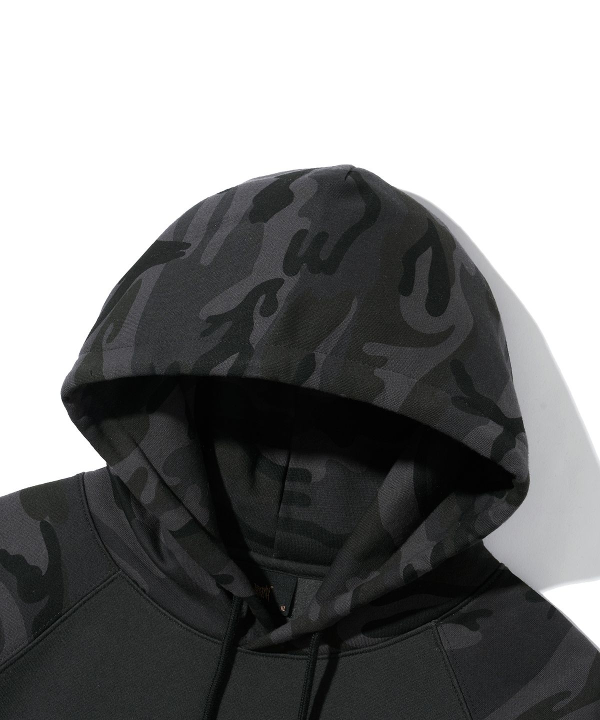 브라운브레스(BROWNBREATH) TAG CAMO RAGLAN HOODIE - BLACK