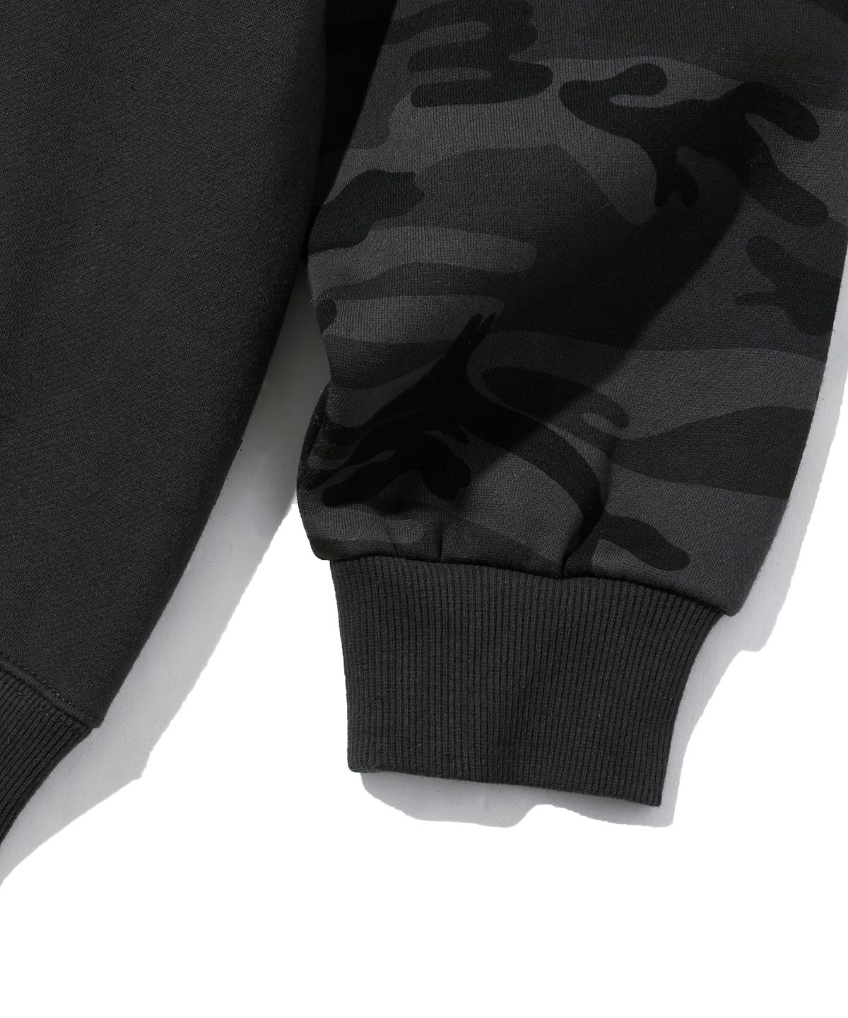 브라운브레스(BROWNBREATH) TAG CAMO RAGLAN HOODIE - BLACK