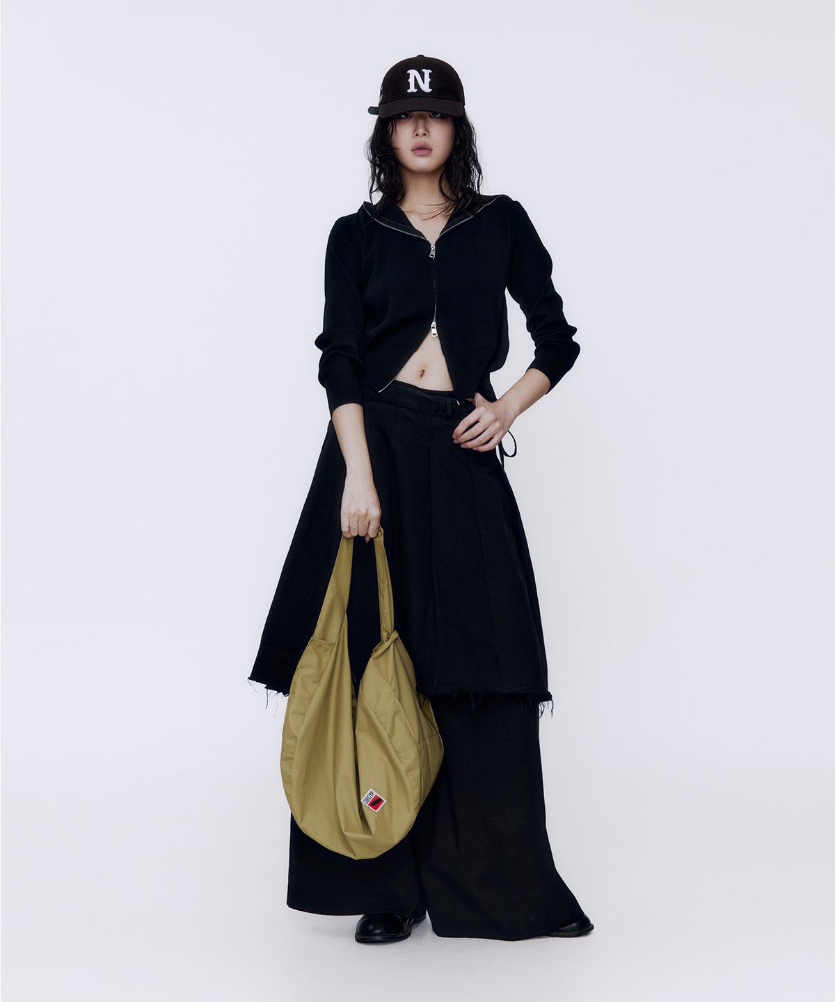 큐클리프(CUECLYP) [PAPARAZZI] Standard Hobo Bag (Mild Khaki)
