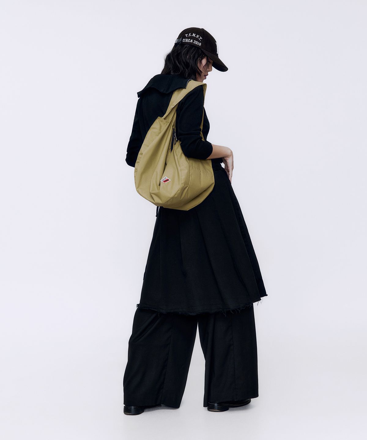 큐클리프(CUECLYP) [PAPARAZZI] Standard Hobo Bag (Mild Khaki)